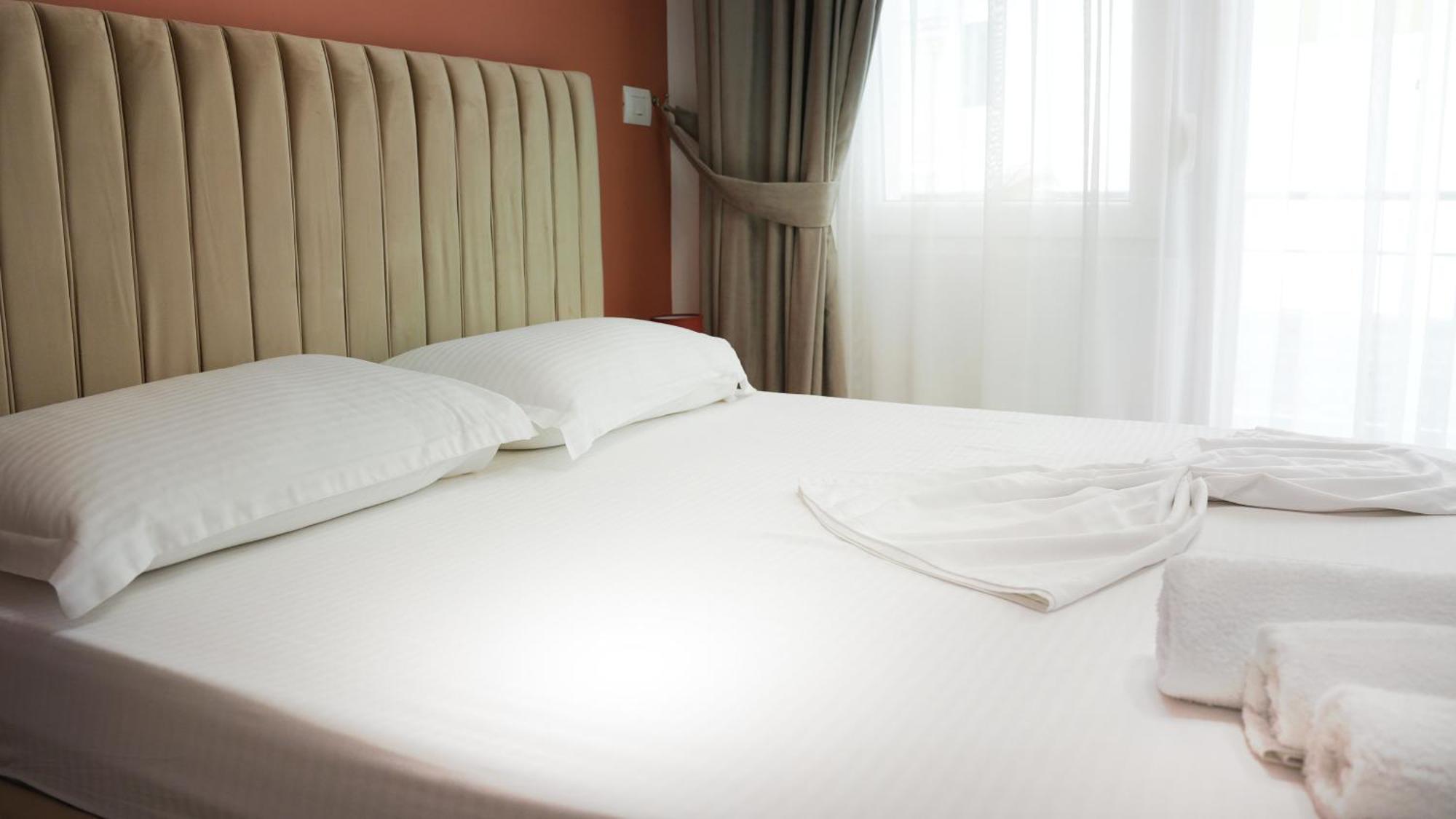 גולם Hotel Luris מראה חיצוני תמונה